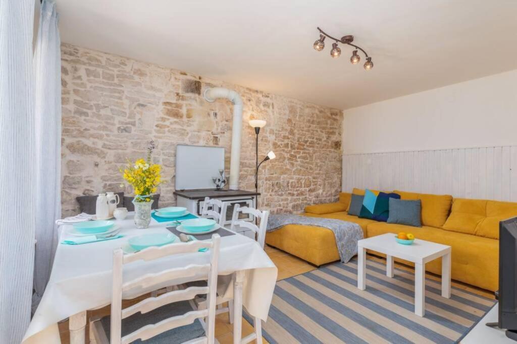 Casa Di Pietra Matelici Villa Divšići Exteriör bild