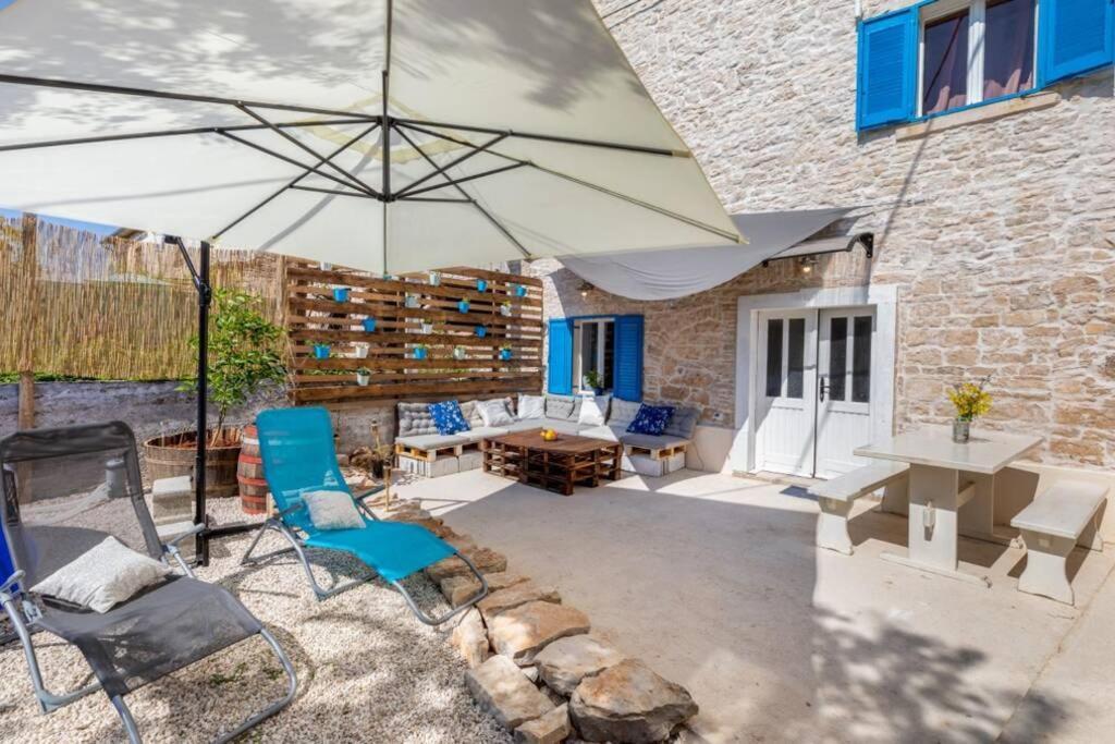 Casa Di Pietra Matelici Villa Divšići Exteriör bild