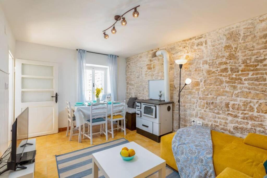 Casa Di Pietra Matelici Villa Divšići Exteriör bild